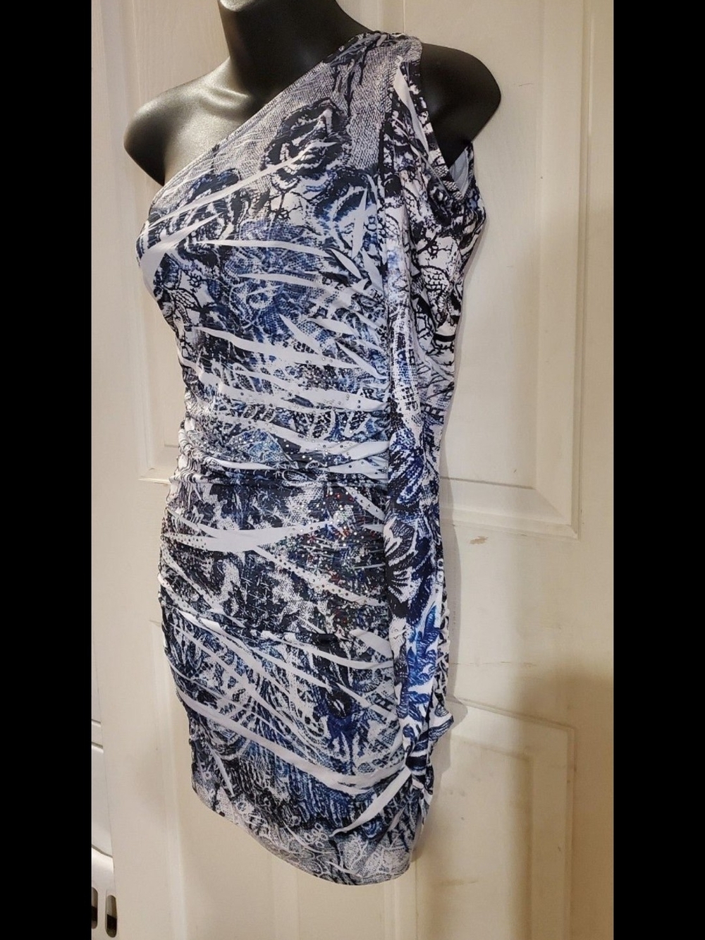 Cristinalove One-Shoulder Navy and White Abstract Bodycon Dress - Picture 2 of 9